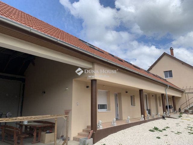 Eladó családi ház, Vecsésen 299.9 M Ft, 13 szobás