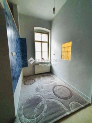 Eladó téglalakás, Pécsett 52.5 M Ft, 2 szobás