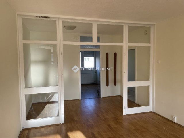 Eladó panellakás, Pécsett 41.9 M Ft, 2 szobás