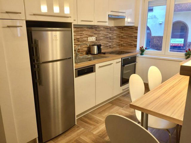 Kiadó téglalakás, albérlet, Pécsett, M. utcában 200 E Ft / hó