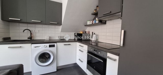 Eladó téglalakás, Pécsett 67.9 M Ft, 1+2 szobás