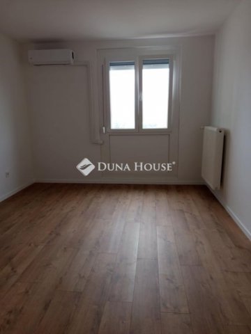 Eladó panellakás, Pécsett 54.9 M Ft, 2 szobás