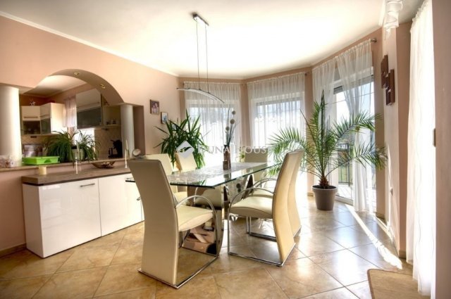 Eladó családi ház, Telkin 399 M Ft, 8 szobás