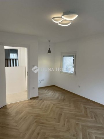 Eladó panellakás, Pécsett 57.5 M Ft, 2 szobás