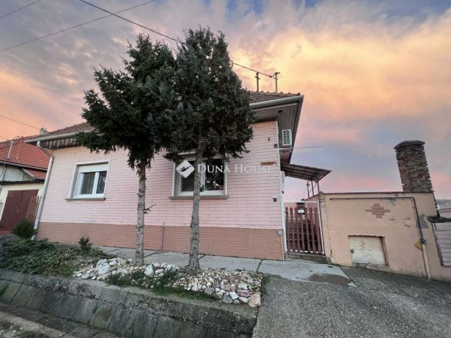 Eladó családi ház, Nyergesújfaluban 89.9 M Ft, 4 szobás