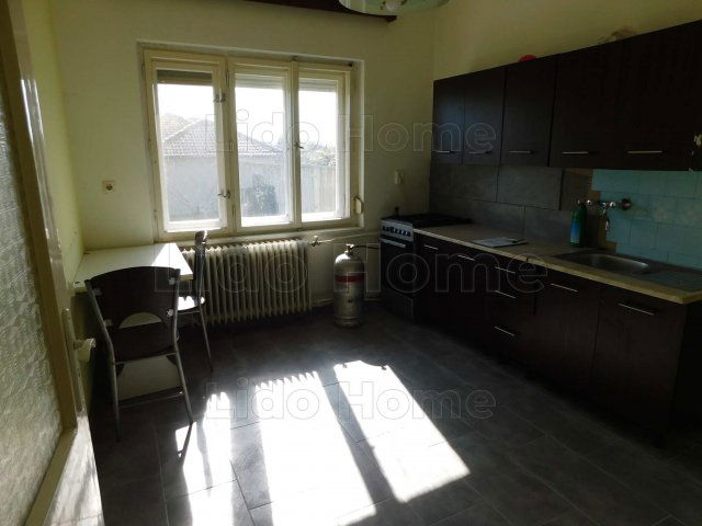Eladó családi ház, Győrött 59 M Ft, 10 szobás