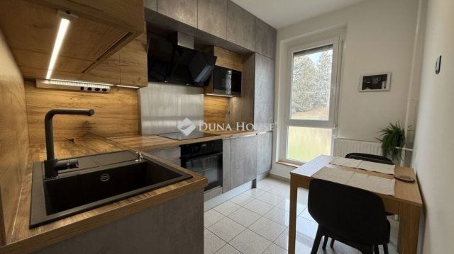 Eladó panellakás, Pécsett 75 M Ft, 2+1 szobás