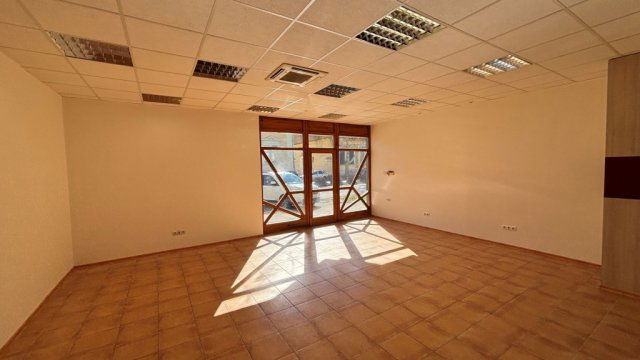 Kiadó üzlethelyiség, Békéscsabán 300 E Ft / hó, 2 szobás