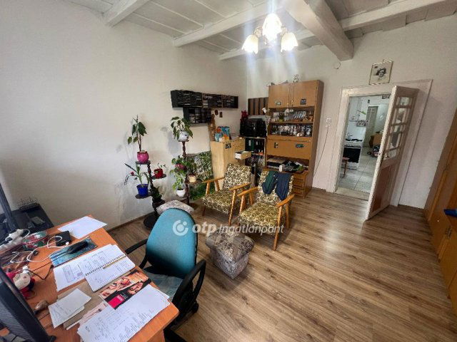 Eladó családi ház, Újszászon 14.9 M Ft, 2 szobás