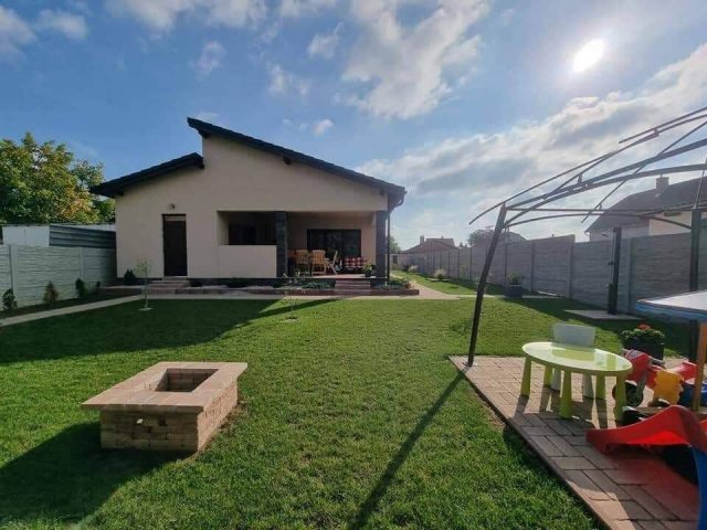 Eladó családi ház, Komáromban 122.99 M Ft, 3 szobás