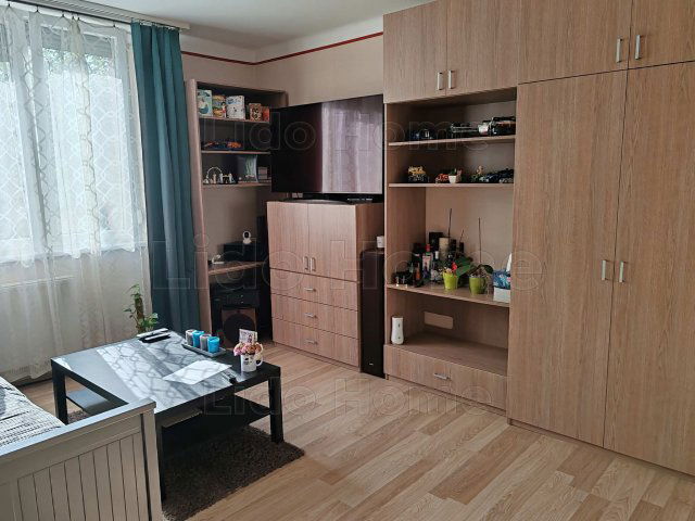 Eladó téglalakás, Tatabányán 42 M Ft, 6 szobás