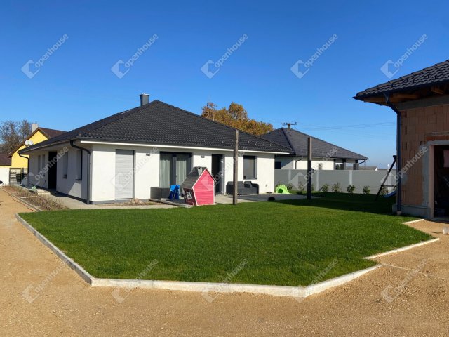 Eladó családi ház, Nagycenken 159 M Ft, 5 szobás