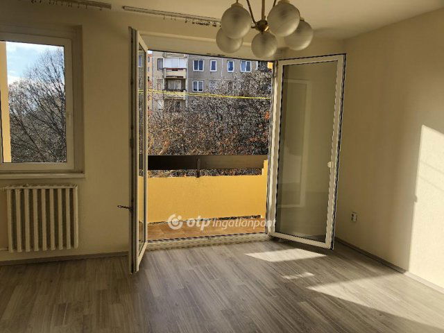 Eladó panellakás, Ajkán 40.55 M Ft, 2 szobás