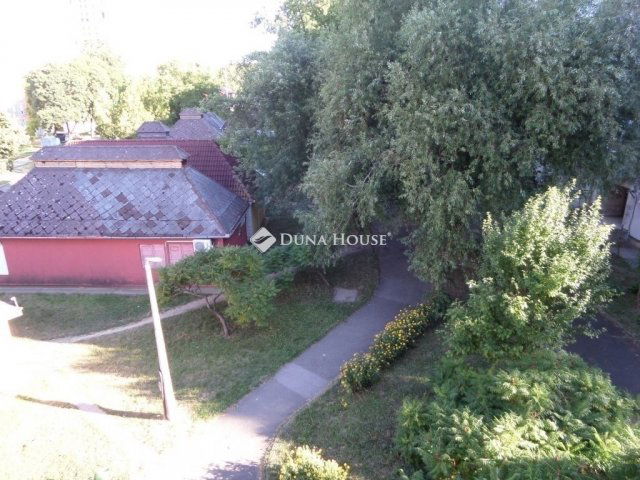 Eladó panellakás, Komlón 24.5 M Ft, 3 szobás