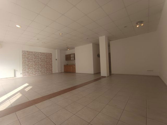Kiadó üzlethelyiség, Komlón, Berek utcában 150 E Ft / hó