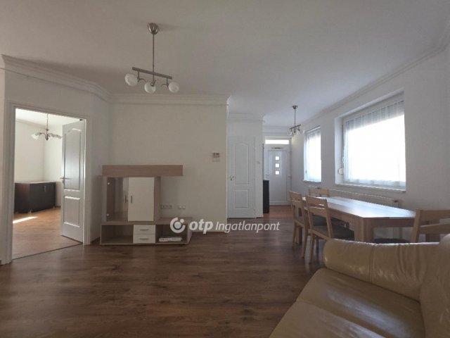 Kiadó téglalakás, albérlet, Pápán 160 E Ft / hó, 2 szobás