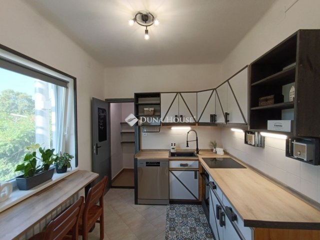 Eladó családi ház, Kecskeméten 89.9 M Ft, 5 szobás