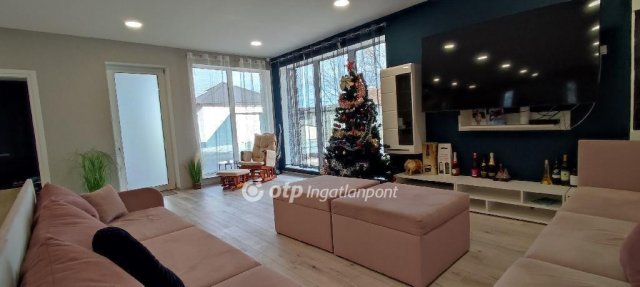 Eladó családi ház, Pápán 180 M Ft, 5+2 szobás