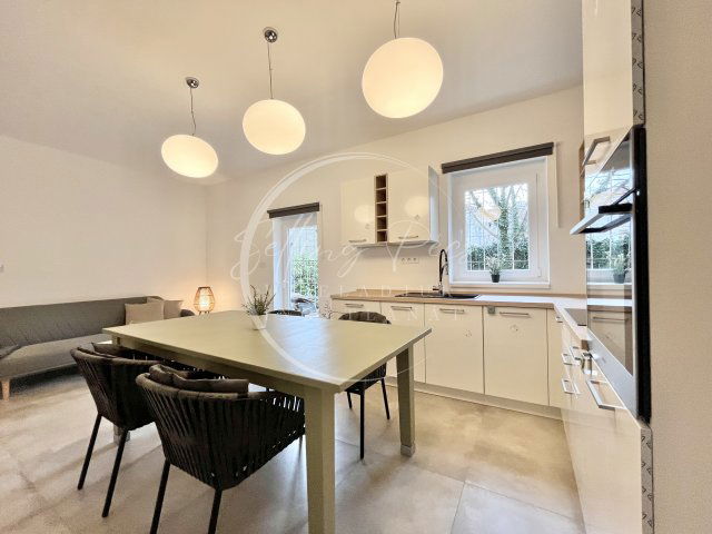 Kiadó téglalakás, albérlet, Pécsett, Petőfi utcában, 3 szobás