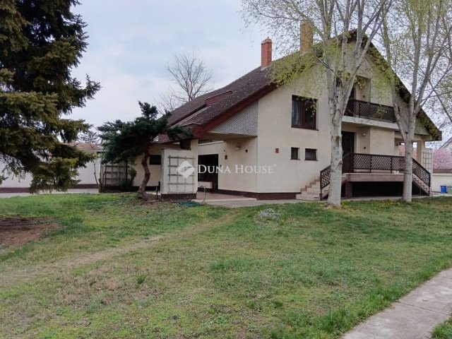 Eladó családi ház, Cegléden 128.9 M Ft, 4 szobás