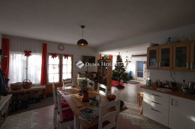 Eladó családi ház, Velencén 139 M Ft, 11 szobás