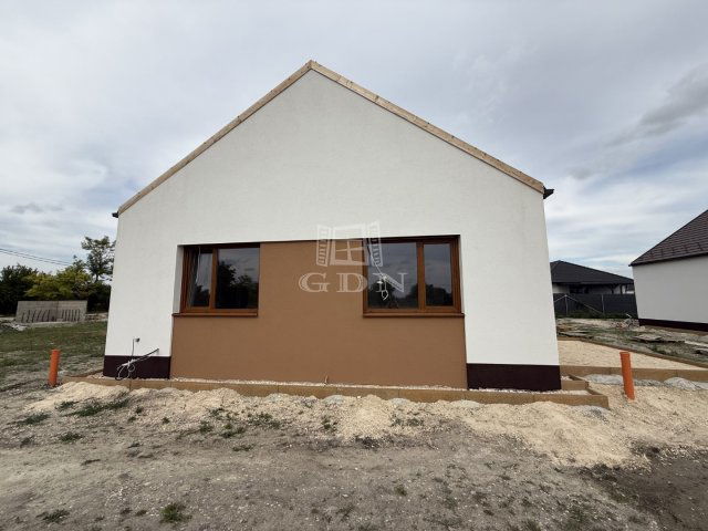 Eladó családi ház, Székesfehérvárott 76.9 M Ft, 3 szobás