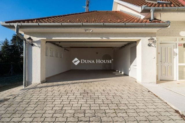 Eladó családi ház, Budaörsön 420 M Ft, 10 szobás