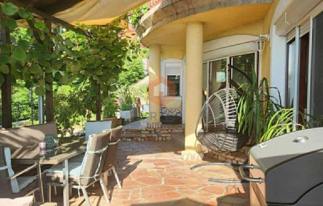 Eladó családi ház, Pécsett 199.9 M Ft, 8 szobás