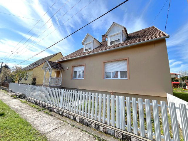 Eladó családi ház, Villányban 54.9 M Ft, 4+2 szobás