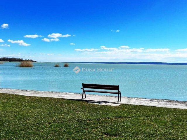 Eladó családi ház, Zánkán 99 M Ft, 8 szobás