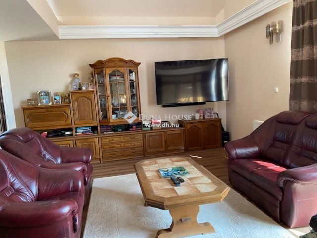 Eladó családi ház, Pécsett 381 M Ft, 6 szobás