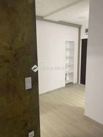 Eladó panellakás, Pécsett 59.9 M Ft, 3 szobás
