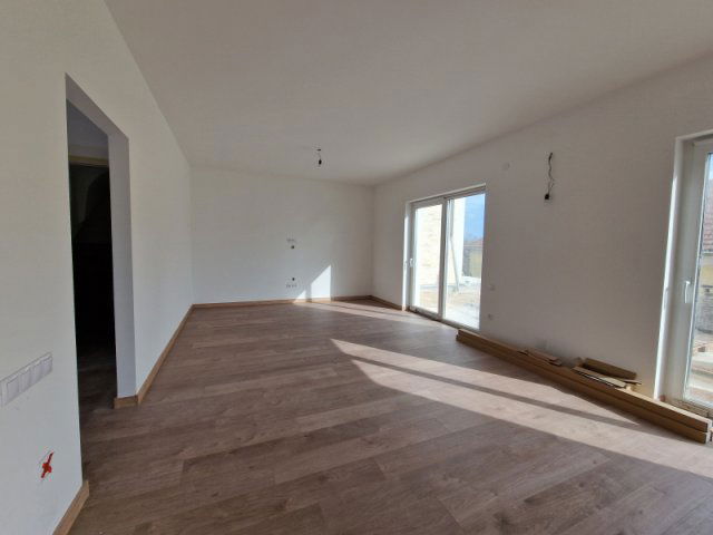 Eladó téglalakás, Csopakon 170 M Ft, 5 szobás