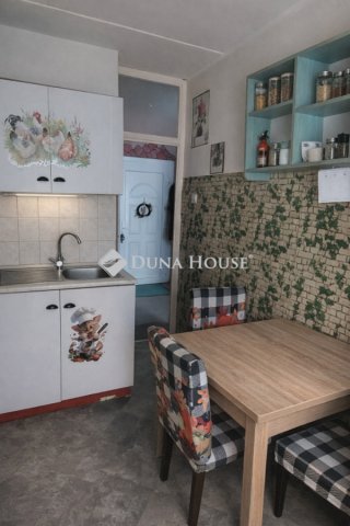 Eladó panellakás, Pécsett 47.5 M Ft, 3 szobás