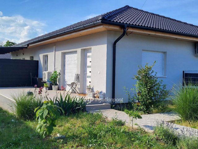Eladó ikerház, Siófokon 49.9 M Ft, 1 szobás