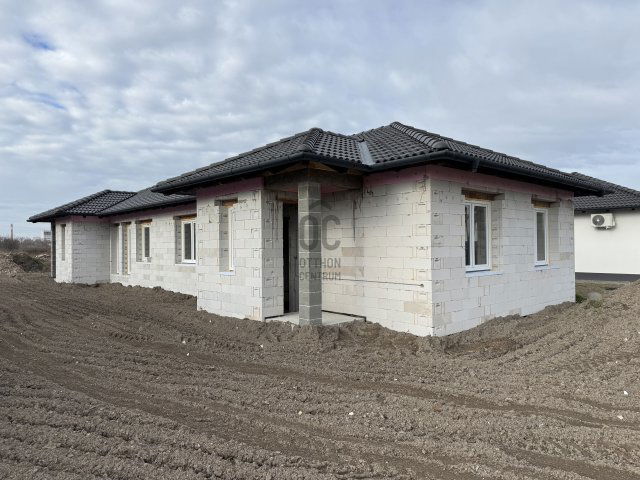 Eladó téglalakás, Cegléden 60 M Ft, 4 szobás