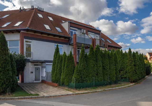 Eladó téglalakás, Pécsett 52 M Ft, 2 szobás