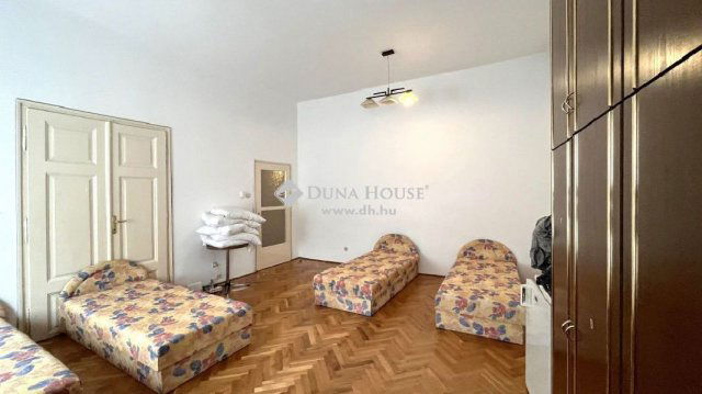 Eladó téglalakás, Szombathelyen 69 M Ft, 4 szobás