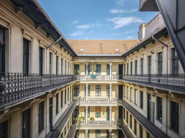 Eladó téglalakás, Budapesten, VI. kerületben 155 M Ft, 2 szobás