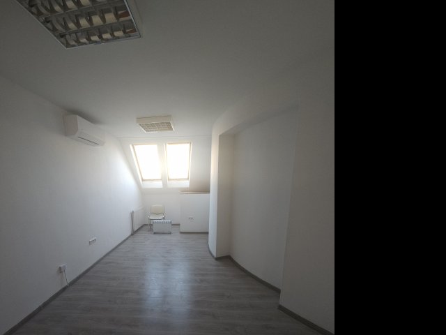 Kiadó iroda, Kecskeméten, Széchenyi téren 60 E Ft / hó