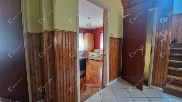 Eladó családi ház, Ácson 79.9 M Ft, 6 szobás