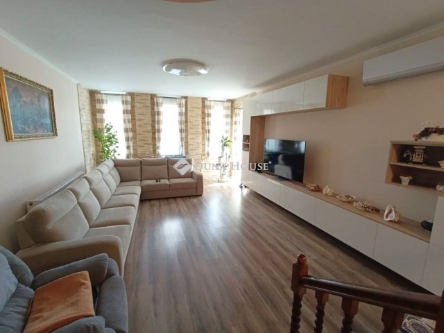 Eladó családi ház, Pécsett 89 M Ft, 5 szobás