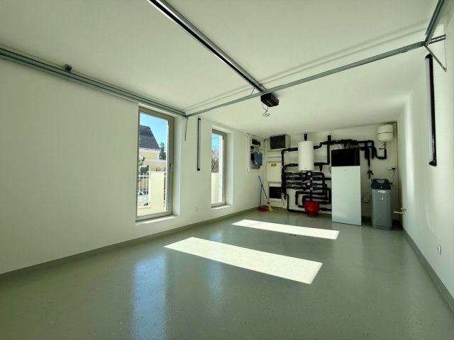 Eladó családi ház, Veszprémben 247.42 M Ft, 5 szobás