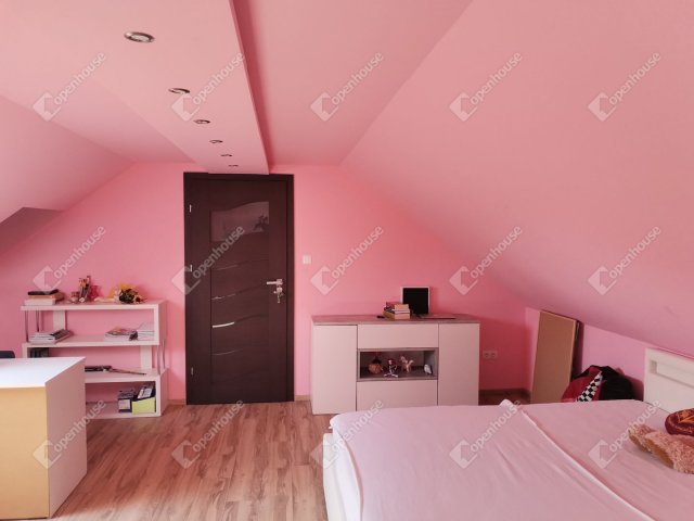 Eladó családi ház, Komáromban 180 M Ft, 8 szobás