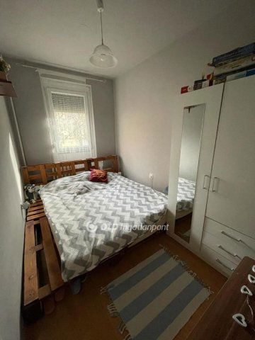 Eladó panellakás, Pécsett 36.99 M Ft, 1+1 szobás