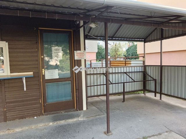 Eladó üzlethelyiség, Cegléden, Kossuth Ferenc utcában 22.5 M Ft