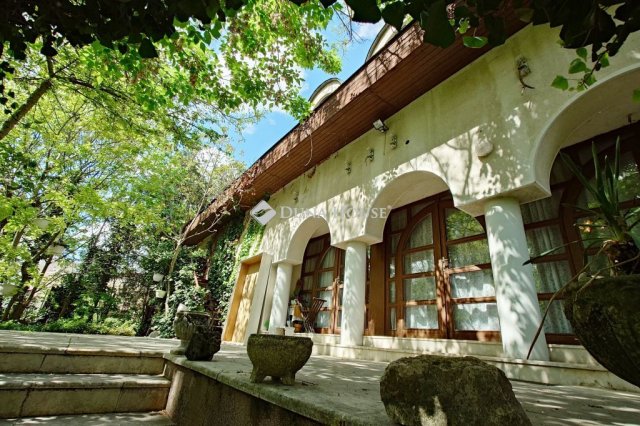 Eladó családi ház, Kunszentmiklóson 179.99 M Ft, 11 szobás