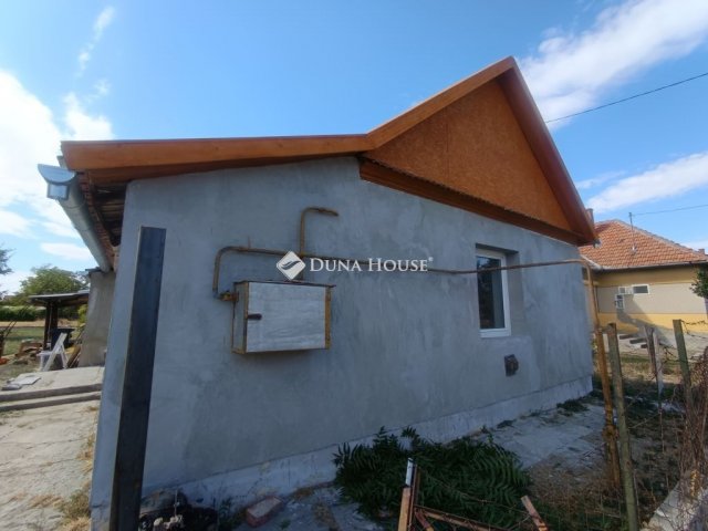 Eladó családi ház, Újszászon 13.5 M Ft, 2 szobás