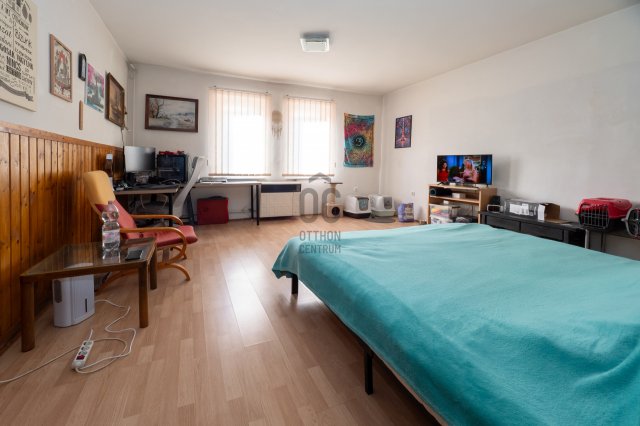 Eladó családi ház, Pécsett 78.9 M Ft, 6 szobás