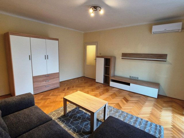 Kiadó téglalakás, albérlet, Pécsett 150 E Ft / hó, 1 szobás